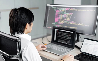 朝阳 ,php声明和调用变量的符号是什么？